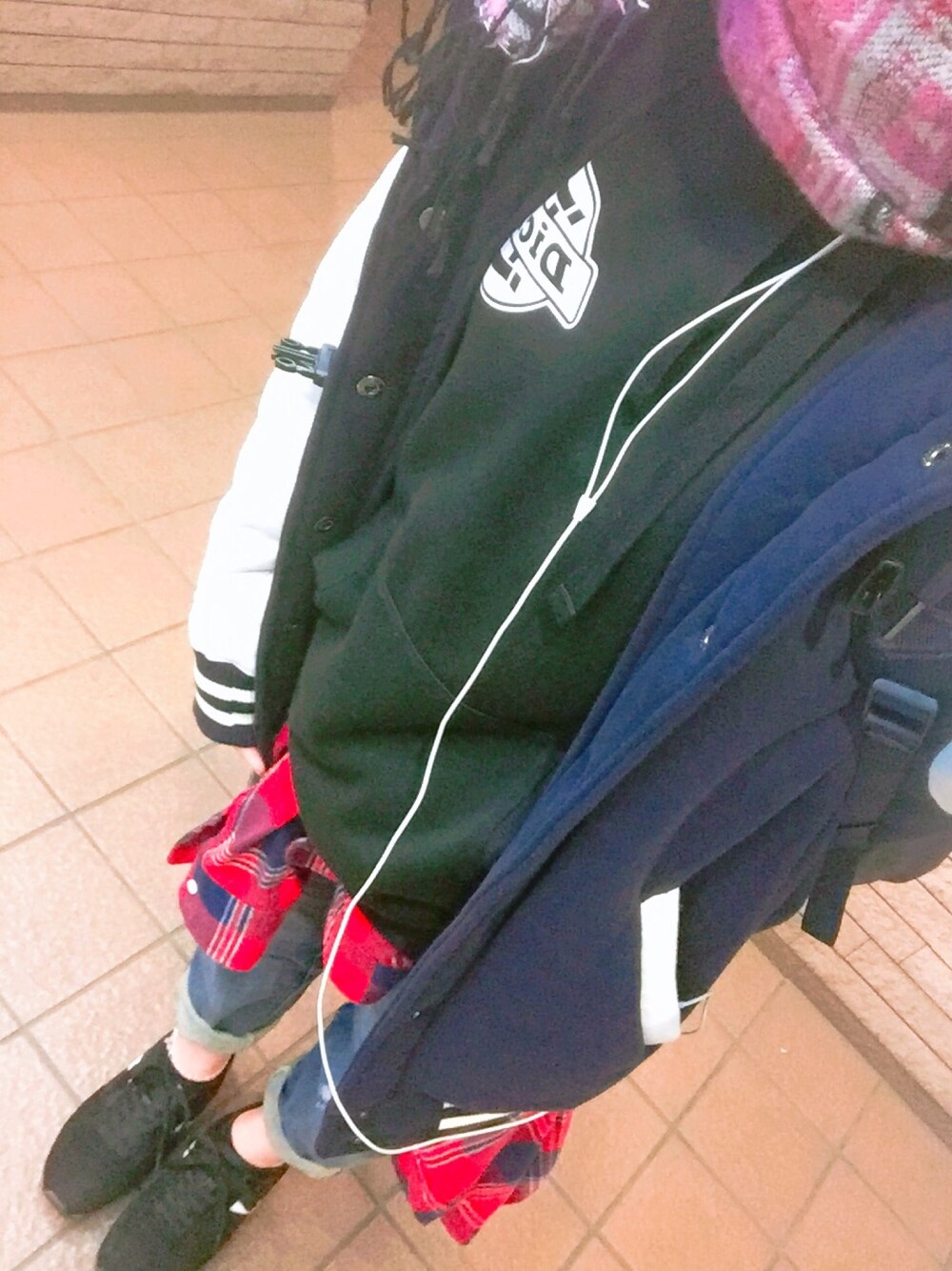 「black、ダメージジーンズ、赤のチェックシャツ、腰巻き、体育大生」｜「GUのアイテム（パーカー、ブルー系）」を使った、なむ。さん（レディース・151cm）の冬コーディネートの1枚目の写真