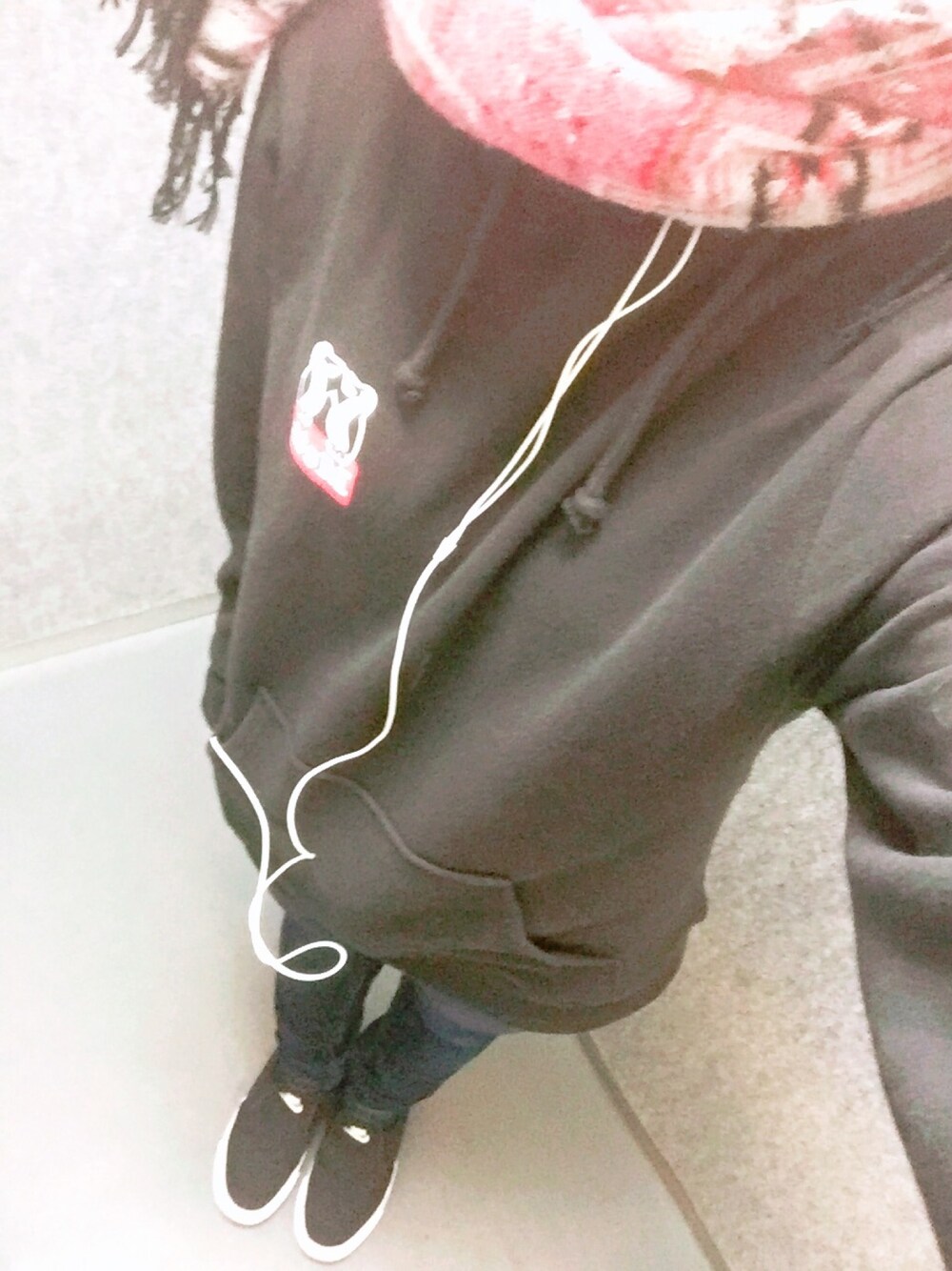 「シンプル、デニムパンツ、パーカーコーデ、NIKEスリッポン、ブラックコーデ、体育大生、大学生」｜「NIKEのNIKE / WMNS TOKI SLIP CANVAS（スリッポン、ブラック系）」を使った、なむ。さん（レディース・151cm）の冬コーディネートの1枚目の写真
