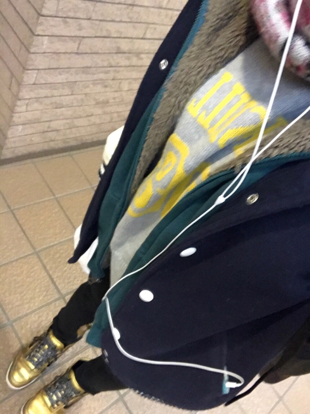 「ボアパーカー、セーター、赤シャツ、大学生、体育大生」｜「VANSのアイテム（シューズ、ゴールド系）」を使った、なむ。さん（レディース・151cm）の冬コーディネートの1枚目の写真