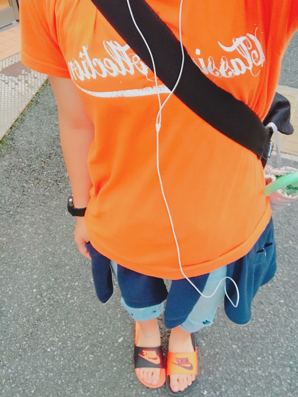 「夏、雨の日コーデ、体育大生、オレンジ、ベナッシ、ラフ」｜「不明のアイテム（Tシャツ/カットソー、オレンジ系）」を使った、なむ。さん（レディース・151cm）の夏コーディネートの1枚目の写真