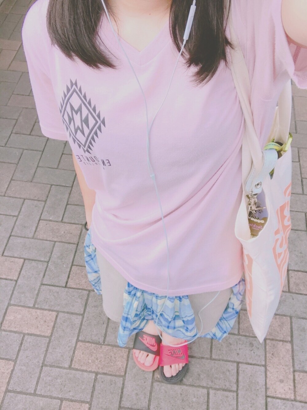 「体育大生、大学生、夏コーデ、暑い日、短パン、腰巻きスタイル、カラフル」｜「AZULのアイテム（Tシャツ/カットソー、ピンク系）」を使った、なむ。さん（レディース・151cm）の夏コーディネートの1枚目の写真