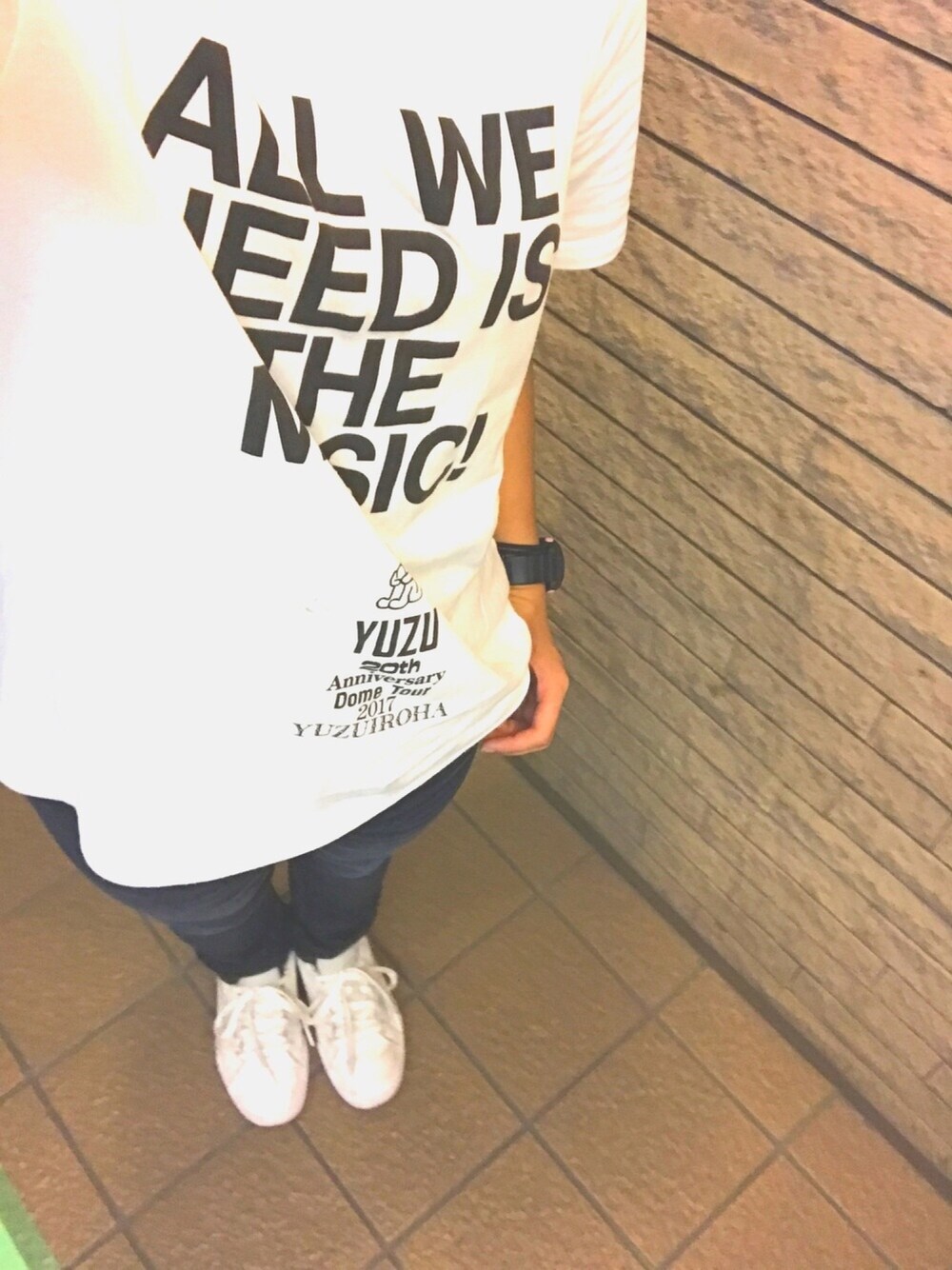 「休日コーデ、バイトコーデ、体育大生の休日、スキニーデニム、白Tシャツ、スニーカー」｜「ゆずのライブグッズのアイテム（Tシャツ/カットソー、ホワイト系）」を使った、なむ。さん（レディース・151cm）の夏コーディネートの1枚目の写真
