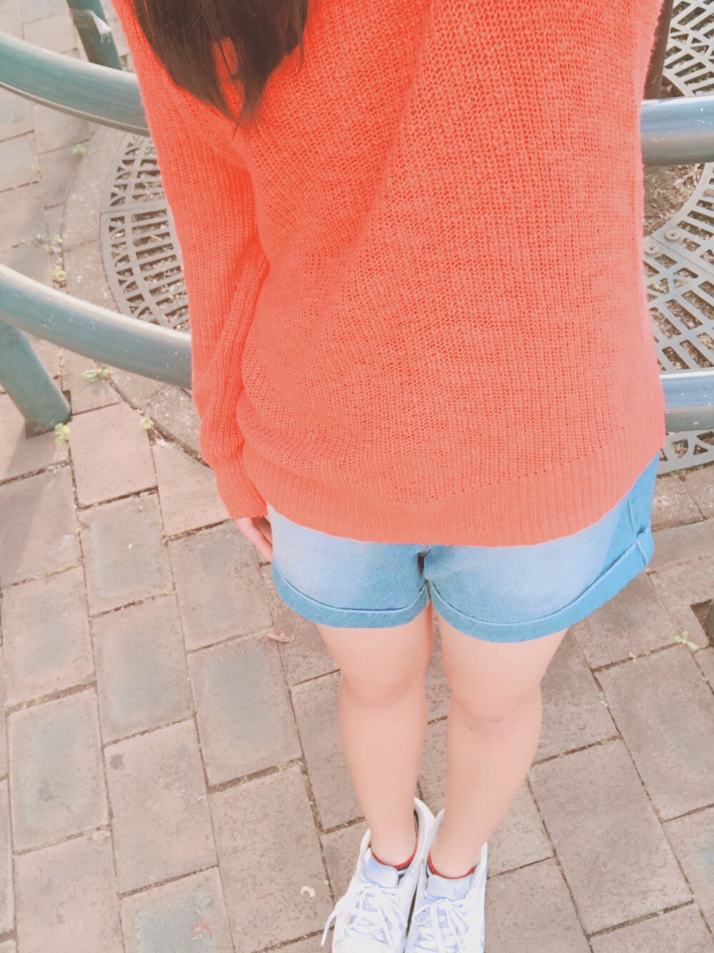 「秋コーデ、カジュアル、シンプル、スニーカーコーデ、体育大生の休日、GAP」｜「GAPのアイテム（ニット/セーター、オレンジ系）」を使った、なむ。さん（レディース・151cm）の秋コーディネートの1枚目の写真