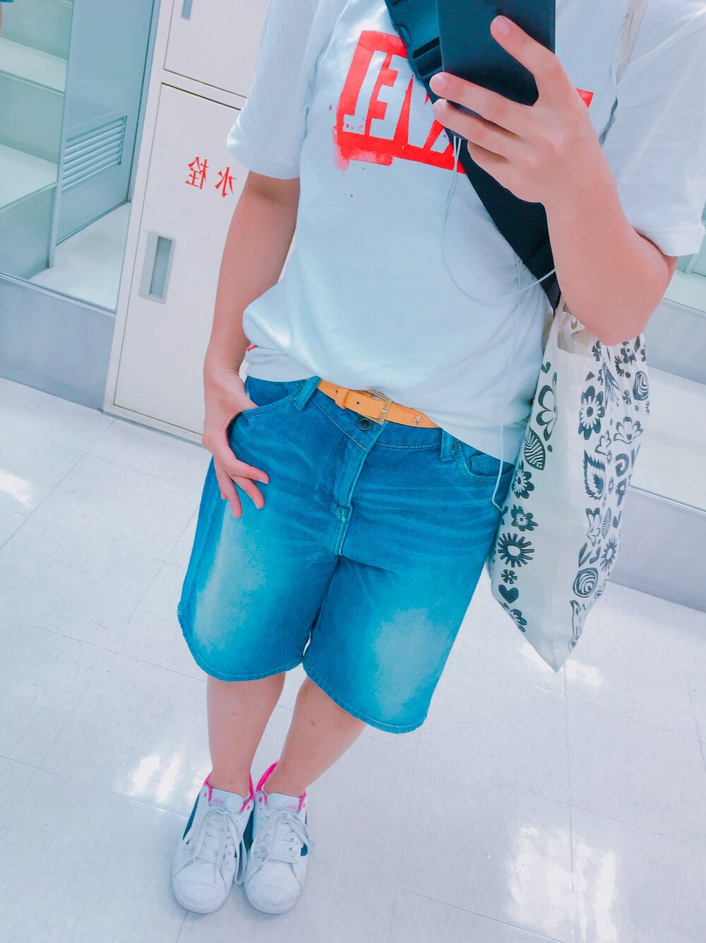 「ロゴT、体育大生、夏コーデ、Tシャツ、シンプル、スニーカー」｜「UNIQLOのマーベルグラフィックT（半袖）（Tシャツ/カットソー、ホワイト系）」を使った、なむ。さん（レディース・151cm）の夏コーディネートの1枚目の写真