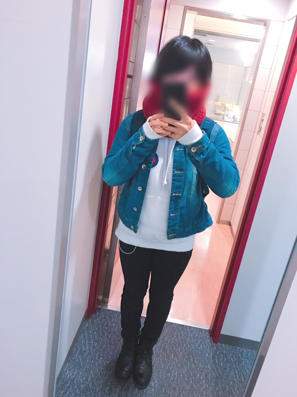 「体育大生、冬コーデ、黒スキニー、デニムジャケット、チャンピオン、パーカー」｜「kissmarkのアイテム（ネックウォーマー/スヌード、レッド系）」を使った、なむ。さん（レディース・151cm）の秋コーディネートの1枚目の写真