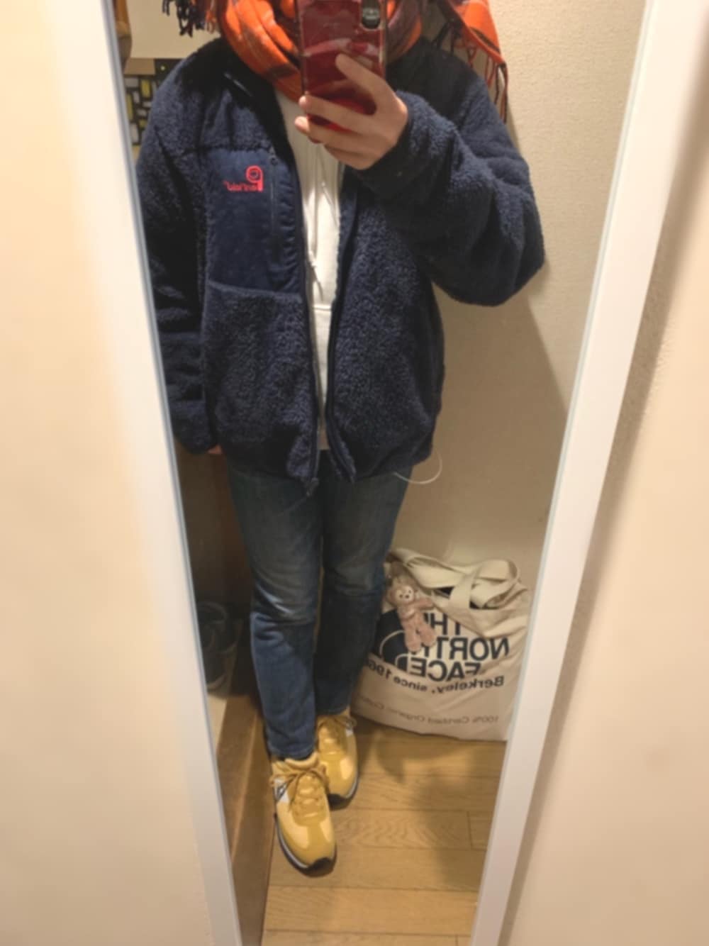 「モノトーン派？カラーコーデ派？、カラーコーデ派、体育大生、シンプルコーデ、冬、ボアジャケット、Champion、THE NORTH FACE、UNIQLO、penfield」｜「LOWRYS FARMの１７ＦＷチェックストール  766352 （ストール/ショール、オレンジ系）」を使った、なむ。さん（レディース・151cm）の冬コーディネートの1枚目の写真