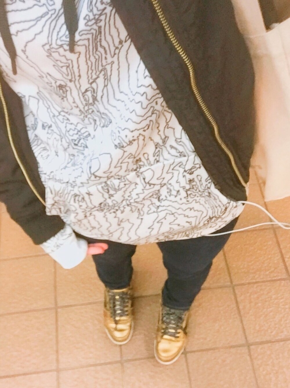 「さむい、ナイキ、金色スニーカー、バイト、体育大生、MA-1」｜「NIKEのアイテム（パーカー、ホワイト系）」を使った、なむ。さん（レディース・151cm）の冬コーディネートの1枚目の写真