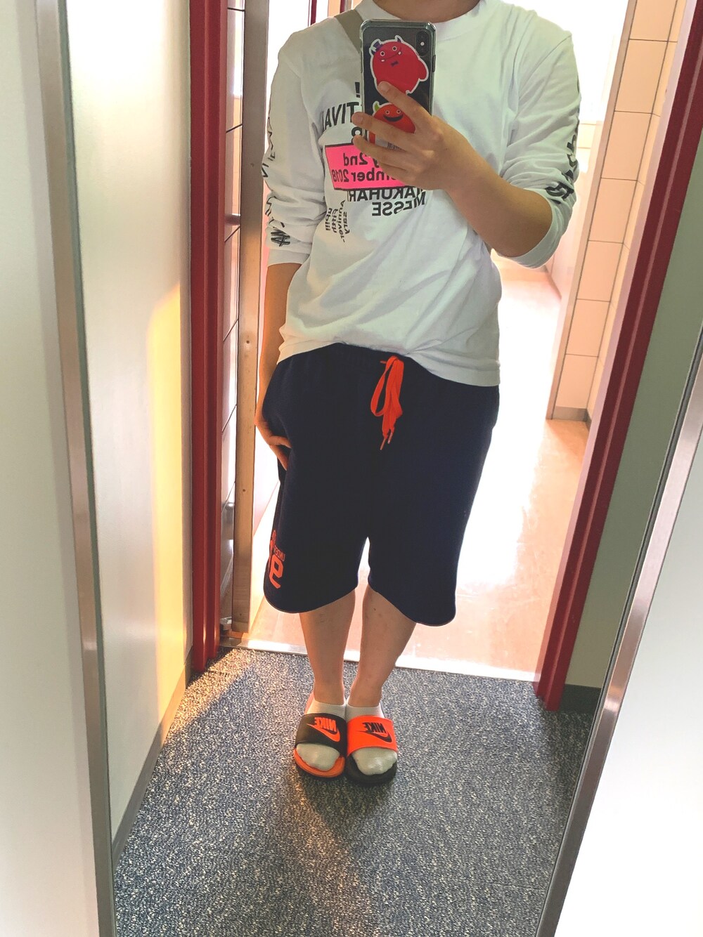 「体育大生、大学生、ロンT、under armour、ハーパン、NIKE、ベナッシ、ラフ、スウェット」｜「ライブTシャツのアイテム（Tシャツ/カットソー、ホワイト系）」を使った、なむ。さん（レディース・151cm）の春コーディネートの1枚目の写真