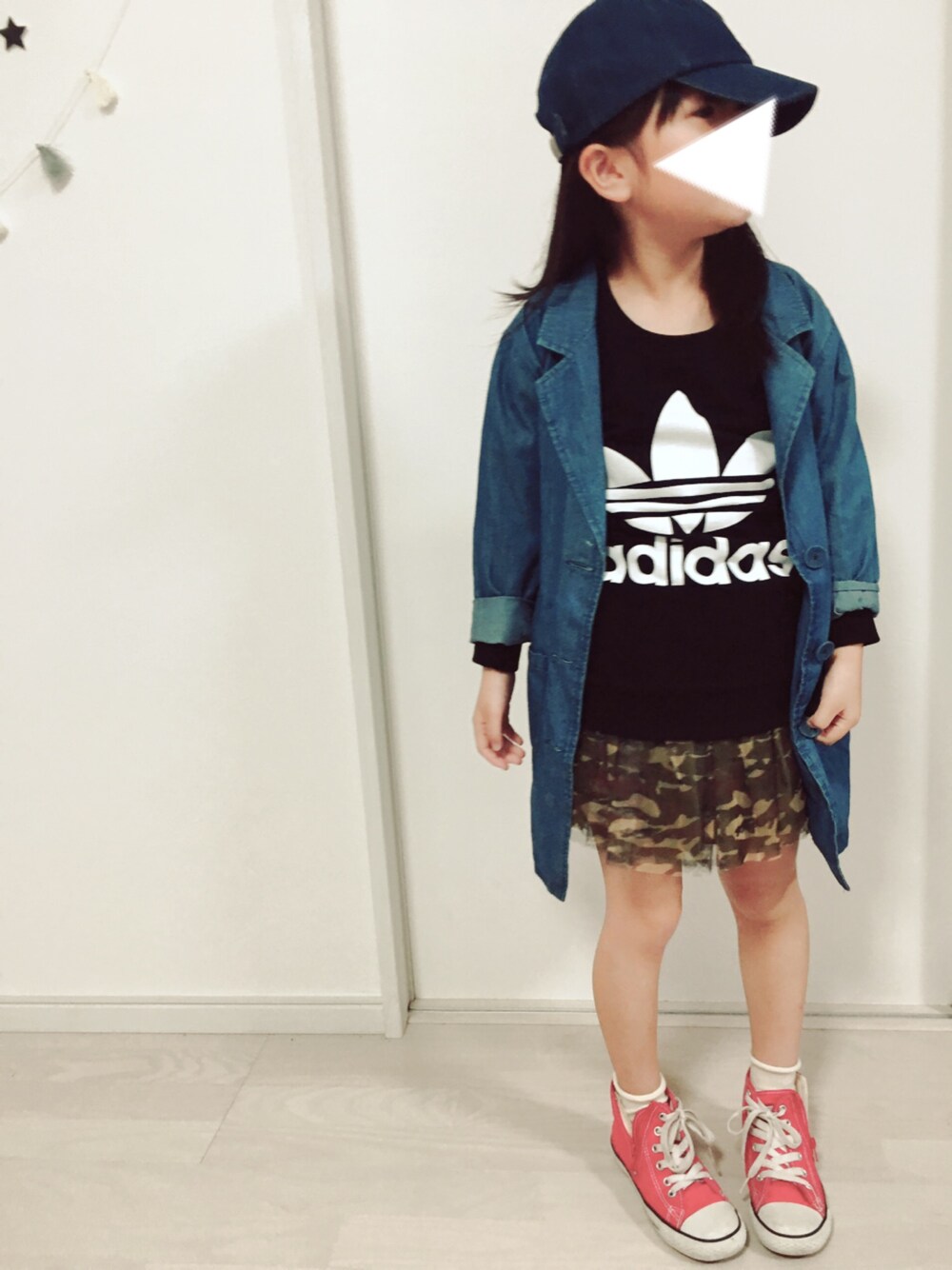 「カジュアルコーデ、キッズコーデ、女の子コーデ、韓国子供服、adidas、コンバース、デニムジャケット」｜「韓国子供服のアイテム（スウェット、ブラック系）」を使った、youknowさん（キッズ・120cm）の春コーディネートの1枚目の写真
