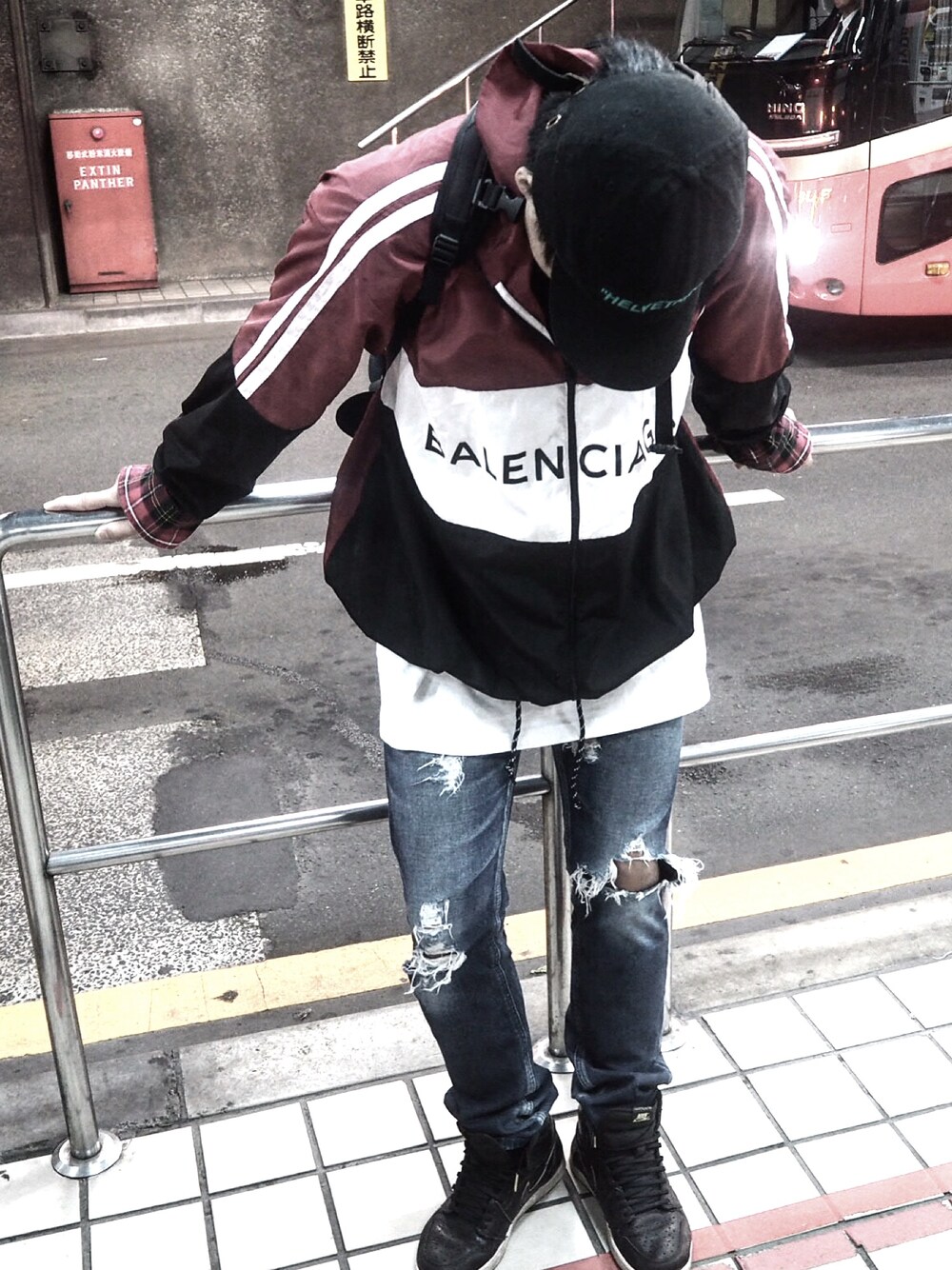 「BALENCIAGA、ババババレンシアガ、SHO、Helvetica、popup、original」｜「BALENCIAGAのアイテム（ナイロンジャケット、レッド系）」を使った、ゆーたろーさん（メンズ・174cm）の秋コーディネートの1枚目の写真