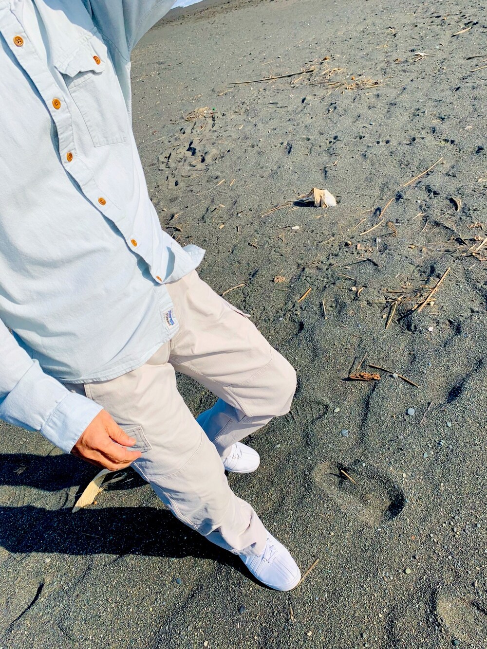 「patagoniaのアイテム（シャツ/ブラウス、ブルー系）」を使った、tomonsmakeさん（メンズ・172cm）の春コーディネートの1枚目の写真