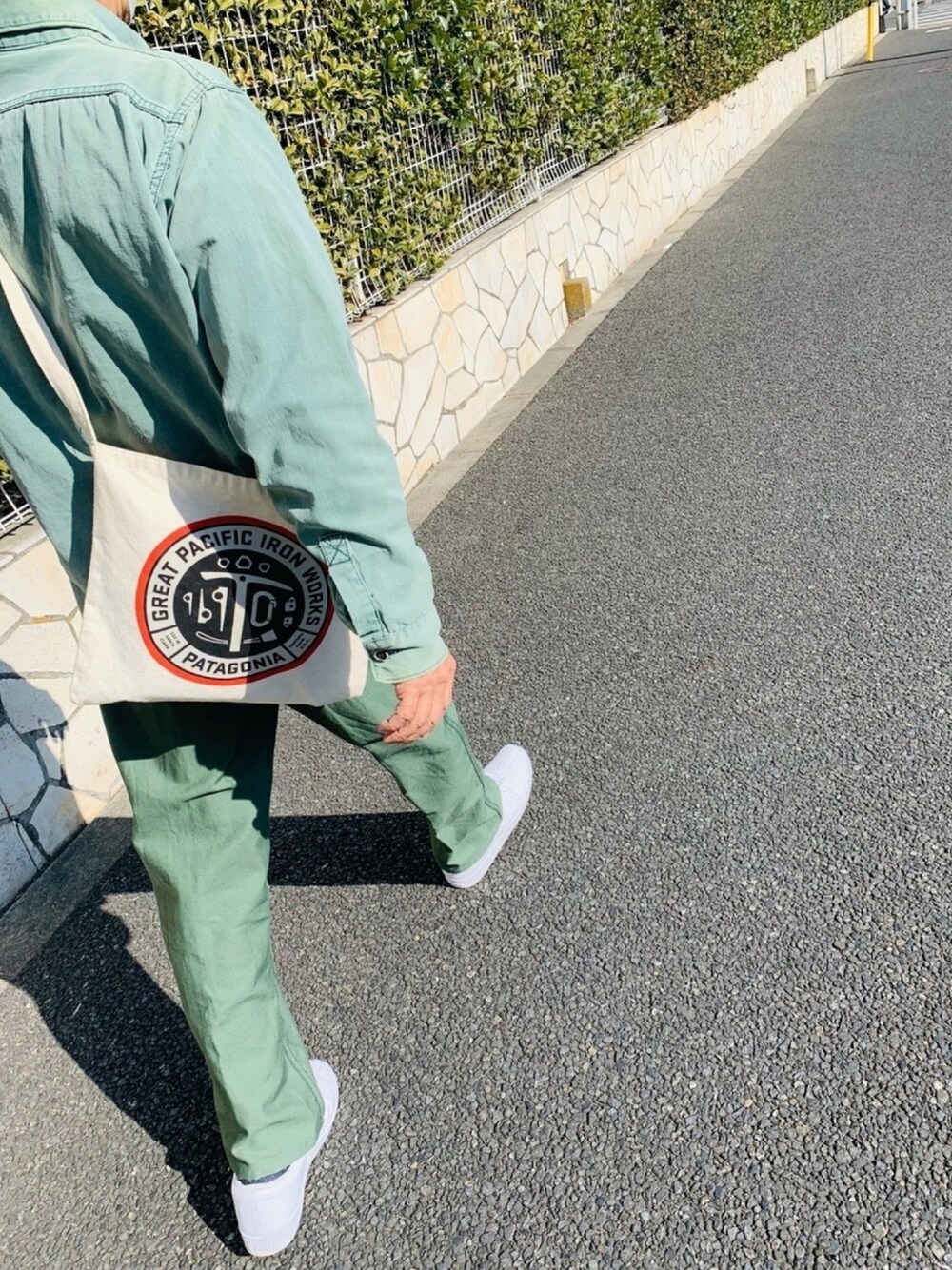 「グリーン、カジュアル、patagonia」｜「patagoniaのアイテム（パンツ、グリーン系）」を使った、tomonsmakeさん（メンズ・172cm）の春コーディネートの1枚目の写真
