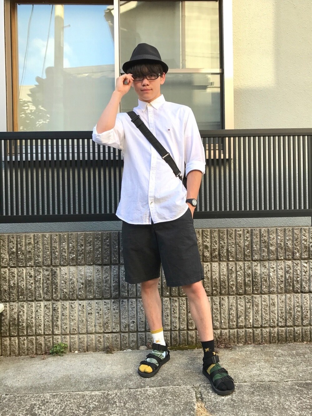 「夏コーデ、大人カジュアル、きれいめカジュアル、大仏、サンダル、サンダルに靴下、ショートパンツ、白シャツ、TOMMY HILFIGER、ダテメガネ」｜「NEW ERAのNEWERA FEDORA HAT CANVAS BLACK（ハット、ブラック系）」を使った、千里🇨🇳🇯🇵さん（メンズ・170cm）の夏コーディネートの1枚目の写真