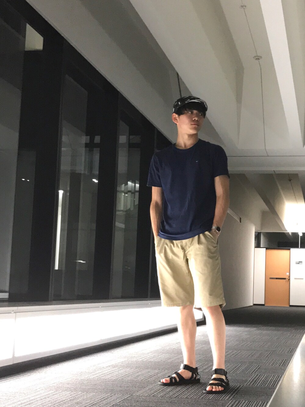 「夏、summer、ハンチング、サンダル、カジュアルコーデ、オトナカジュアル、大学生、トミーヒルフィガー」｜「TOMMY HILFIGERのベーシッククルーネックTシャツ（Tシャツ/カットソー、ブルー系）」を使った、千里🇨🇳🇯🇵さん（メンズ・170cm）の夏コーディネートの1枚目の写真