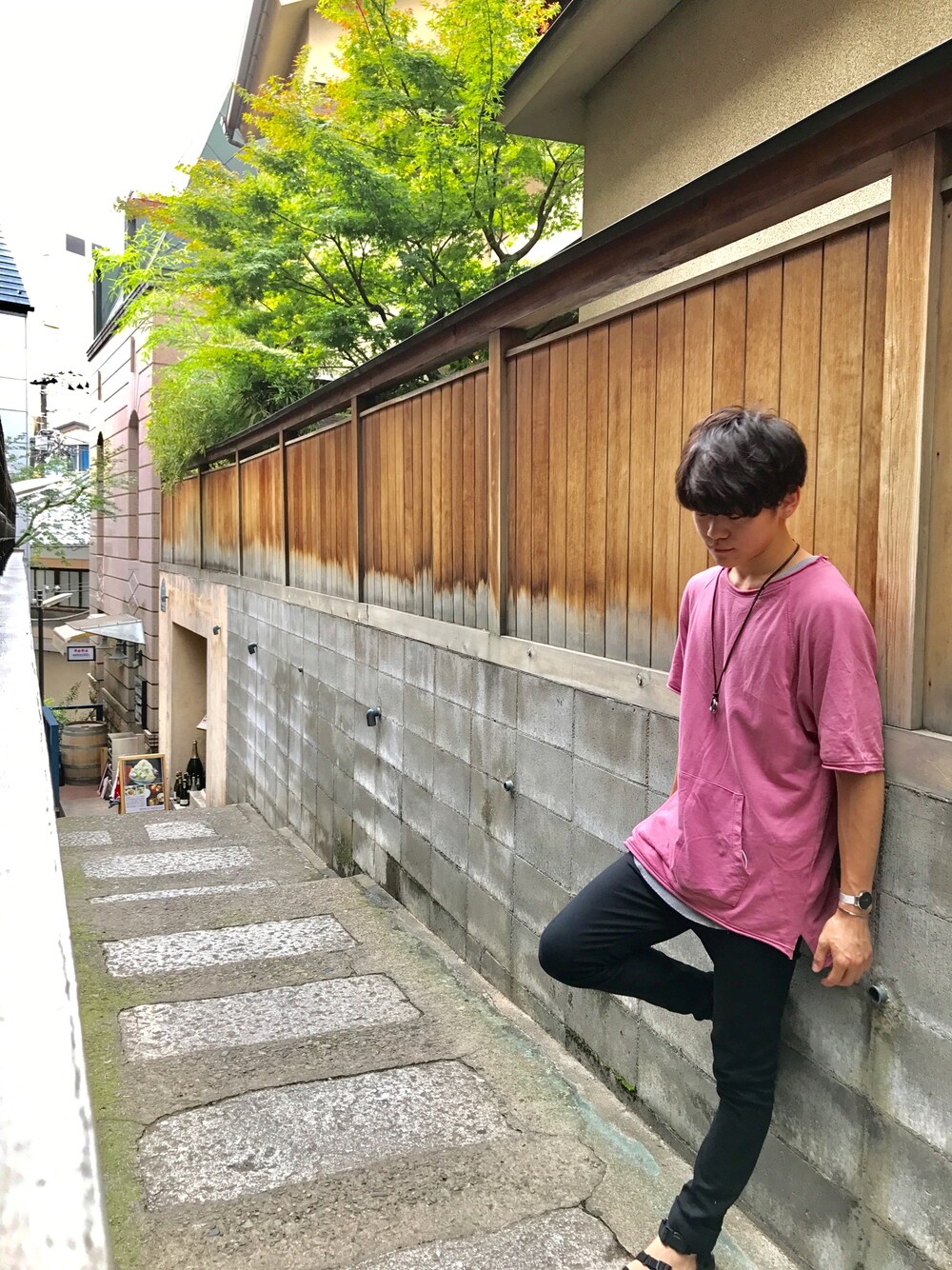 「シンプルスタイル、休日スタイル、オトナカジュアル、サンダル、夏、ピンク、BEAMS、Daniel Wellington、神楽坂」｜「BEAMSのアイテム（Tシャツ/カットソー、ピンク系）」を使った、千里🇨🇳🇯🇵さん（メンズ・170cm）の夏コーディネートの1枚目の写真