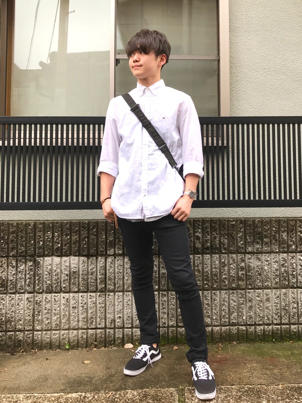 「大人カジュアル、シンプルコーデ、モノトーン、オトナカジュアル、TOMMY HILFIGER、白シャツ、VANS、oldskool、スキニーデニム、PORTER」｜「TOMMY HILFIGERのボタンダウンオックスフォードシャツ（シャツ/ブラウス、ホワイト系）」を使った、千里🇨🇳🇯🇵さん（メンズ・170cm）の秋コーディネートの1枚目の写真