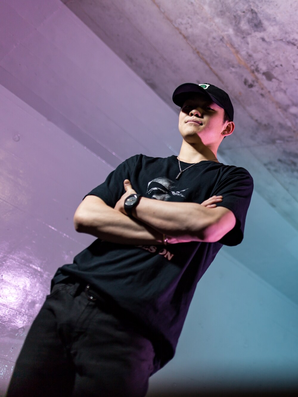 「シンプルコーデ、ストリート、ストリートMIX、黒、黒スキニー、黒コーデ、黒Tシャツ、キャップ、UNIQLO、大学生」｜「ICE WATCHのICE WATCH GLAM（アナログ腕時計、ブラック系）」を使った、千里🇨🇳🇯🇵さん（メンズ・170cm）の秋コーディネートの1枚目の写真