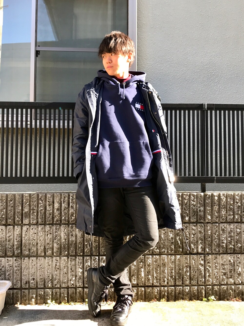 「TOMMY HILFIGER、ブルゾン、TOMMY JEANS、パーカー、UNIQLO、ハイネック、ストリートMIX、AIR FORCE 1、青、黒スキニー」｜「TOMMY HILFIGERのナイロンブルゾン（ブルゾン、ブルー系）」を使った、千里🇨🇳🇯🇵さん（メンズ・170cm）の冬コーディネートの1枚目の写真