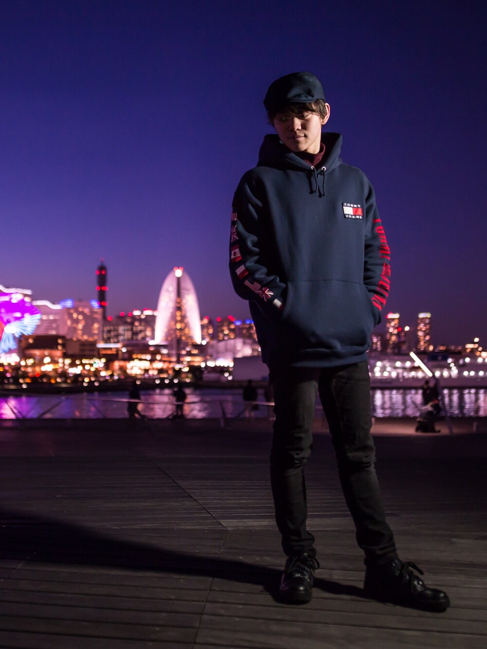 「休日スタイル、カジュアルコーデ、黒スキニー、パーカー、TOMMY HILFIGER、ハンチング、ベレー帽、青、横浜、ポートレート」｜「tommy jeansのアイテム（パーカー、ブルー系）」を使った、千里🇨🇳🇯🇵さん（メンズ・170cm）の冬コーディネートの1枚目の写真