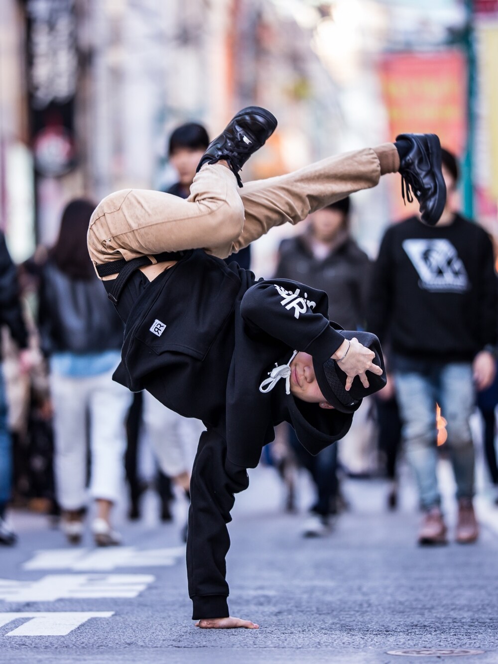 「パーカー、黒パーカー、NIKE、ナイキ、ハット、黒コーデ、ポートレート、ストリート、NEW ERA、下北沢」｜「Rhea Rockinのアイテム（パーカー、ブラック系）」を使った、千里🇨🇳🇯🇵さん（メンズ・170cm）の春コーディネートの1枚目の写真