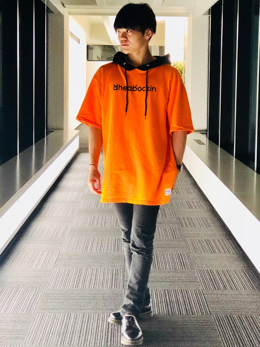 「ゆるコーデ、パーカー、オレンジ、大人カジュアル、黒スキニー、ドクターマーチン、Dr.Martens、古着MIX、韓国ファッション、Daniel Wellington」｜「RheaRockinのアイテム（パーカー、オレンジ系）」を使った、千里🇨🇳🇯🇵さん（メンズ・170cm）の秋コーディネートの1枚目の写真
