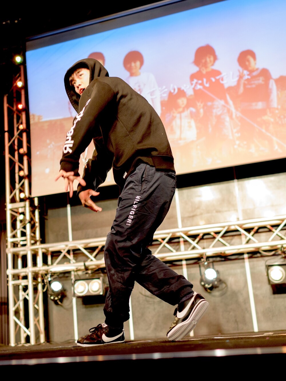 「ブラックコーデ、フォローミー、ストリートMIX、フード、パーカー、NIKE、スポーツミックス、TOMMY HILFIGER」｜「TOMMY HILFIGERのアイテム（パンツ、ブルー系）」を使った、千里🇨🇳🇯🇵さん（メンズ・170cm）の冬コーディネートの1枚目の写真