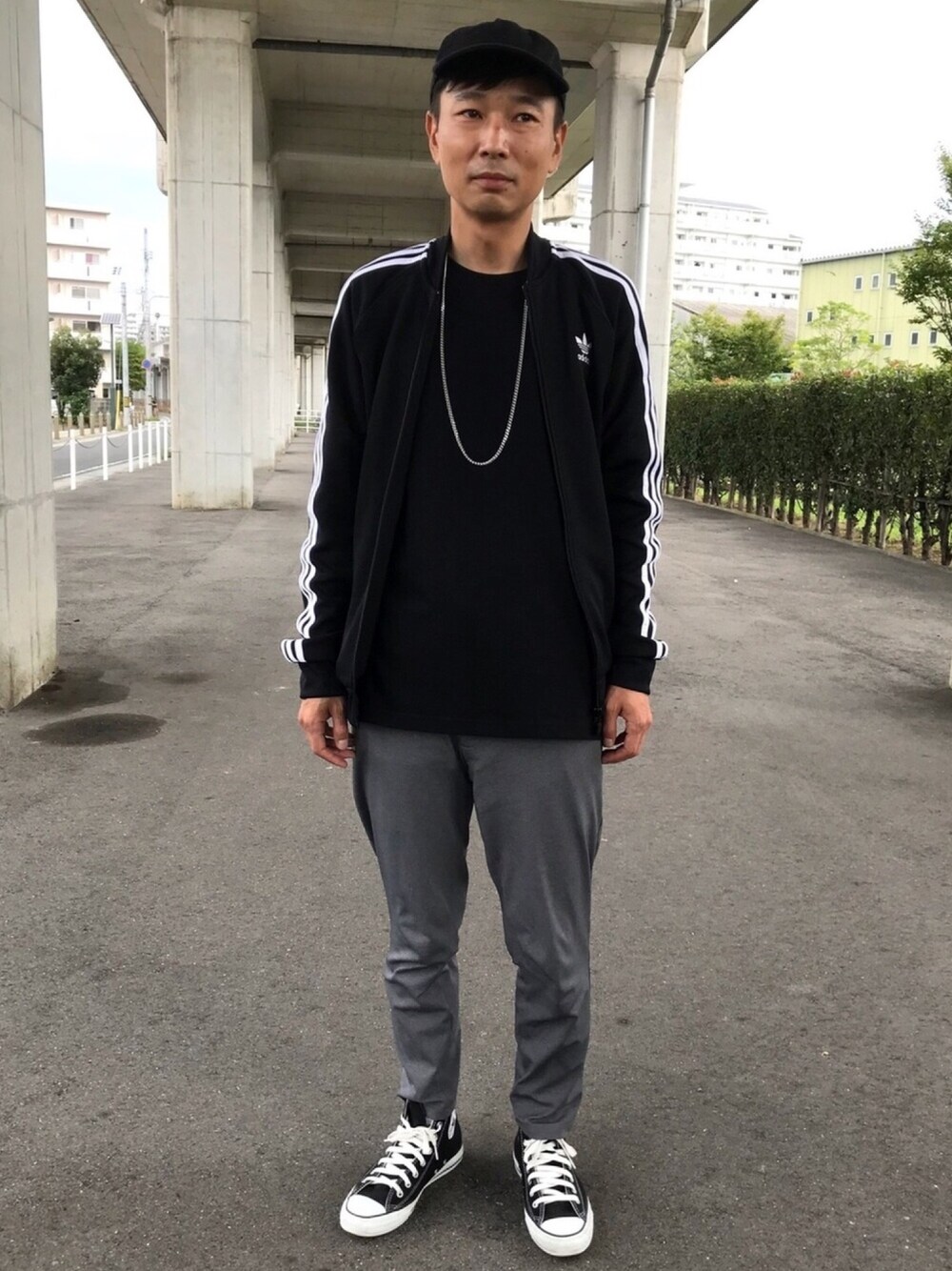 ブラック系のジャージ、グレー系のその他パンツ、ブラック系のスニーカーを着用したメンズの秋コーディネートの1枚目の写真