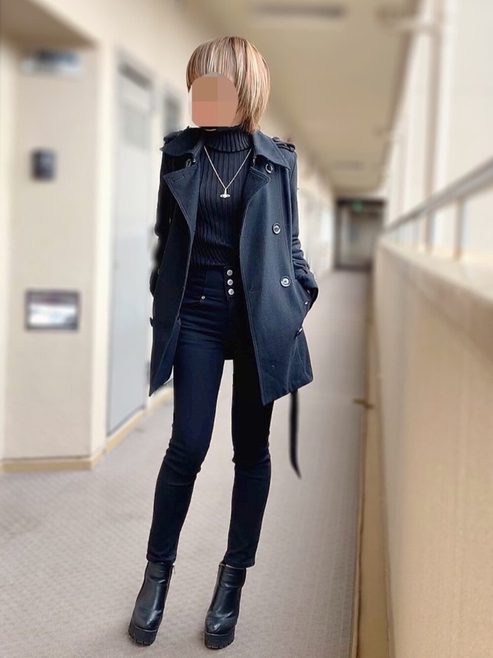 ブラック系のニット/セーター、ブラック系のブーツ、シルバー系のネックレスを着用したレディースの冬コーディネートの1枚目の写真