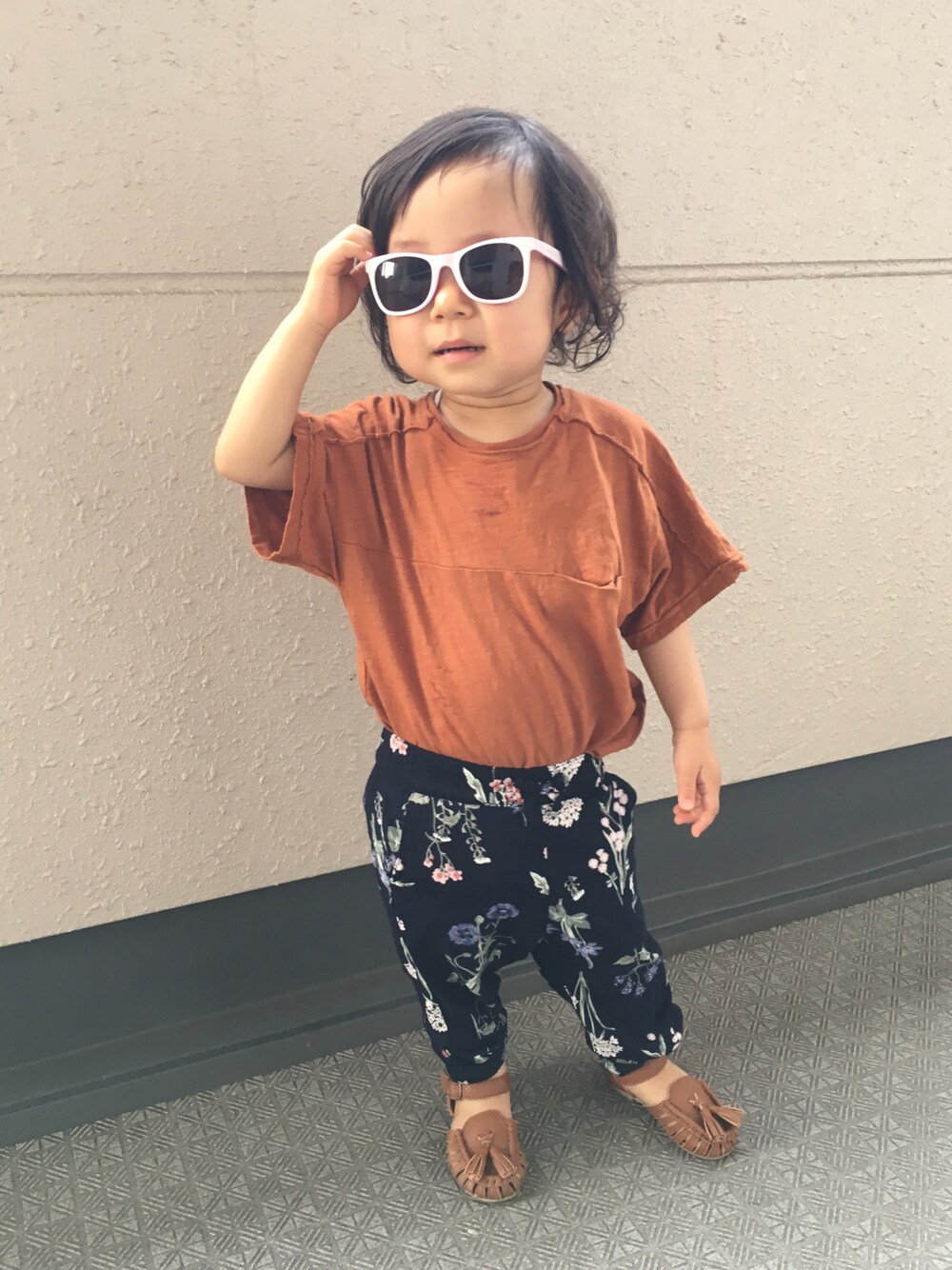 ブルー系のパンツ、オレンジ系のTシャツ/カットソー、イエロー系のサンダルを着用したキッズの春コーディネートの1枚目の写真