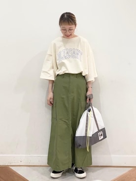 「coen（コーエン）のヴィンテージライクロゴプリントTシャツ（Tシャツ/カットソー、ホワイト系）」を使った、coen よこやまさん（レディース・158cm）の春コーディネート