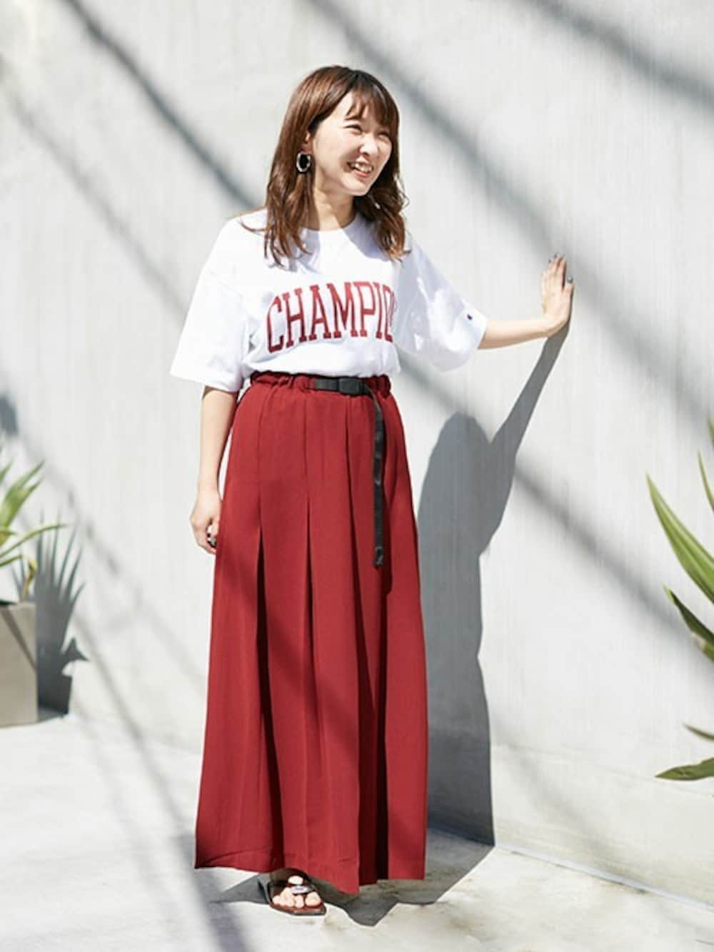 ホワイト系のTシャツ/カットソー、レッド系のスカートを着用したレディースの春コーディネートの1枚目の写真