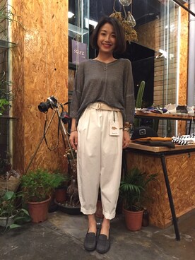 「STUART WEITZMAN（スチュアートワイツマン）のアイテム（スリッポン）」を使った、王桃桃儿さん（レディース・155cm）の春コーディネート