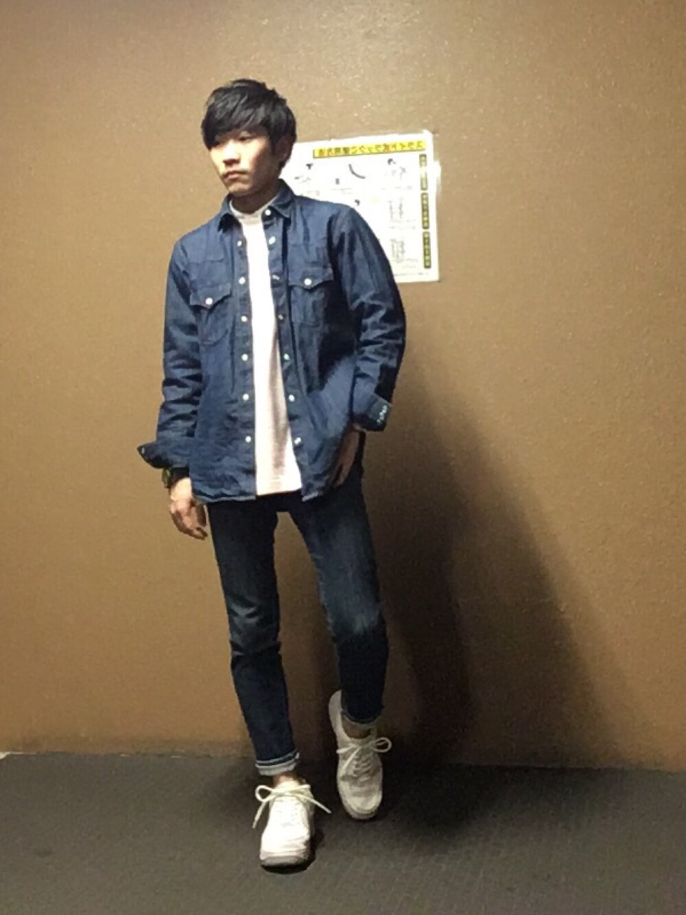 ブルー系のシャツ/ブラウス、ピンク系のTシャツ/カットソー、ホワイト系のシャツ/ブラウスを着用したメンズの春コーディネートの1枚目の写真