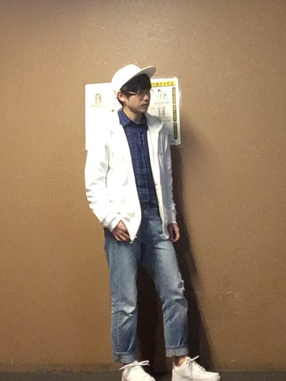 ホワイト系のスウェット、ブルー系のシャツ/ブラウス、ブルー系のデニムパンツを着用したメンズの春コーディネートの1枚目の写真