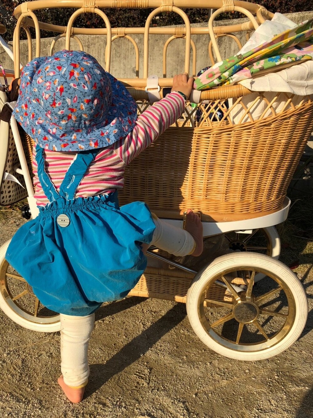 「公園遊び、1歳3ヶ月、汚れてもいい格好」｜「MARLMARLのPainter（サロペット/オーバーオール、ブルー系）」を使った、Tatさん（キッズ・80cm）の冬コーディネートの1枚目の写真