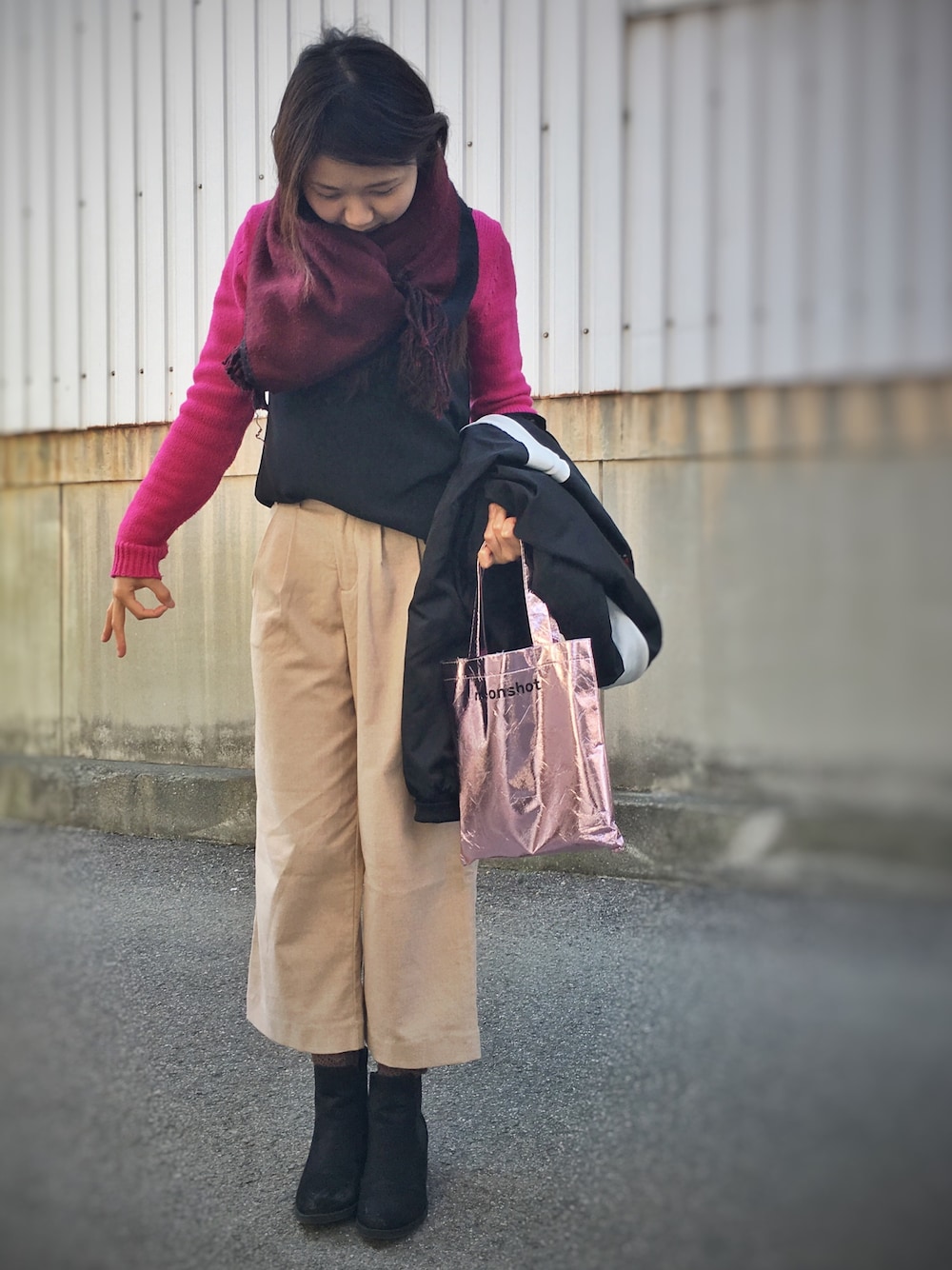 「カジュアル、オトナカジュアル、タートルネック、UNIQLO、休日スタイル、クラシックコーデ、ビビッドピンク、くるぶし丈、ぐるぐるマフラー、パンツスタイル」｜「UNIQLOのアイテム（ニット/セーター、ピンク系）」を使った、Eiさん（レディース・160cm）の冬コーディネートの1枚目の写真