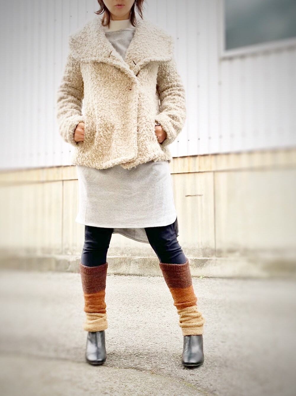 「あったかコーデ、休日スタイル、モコモコアウター、ワンピース、淡色、冬コーデ、オトナ女子、ベージュコーデ、カジュアルスタイル、ラクチンコーデ」｜「AS KNOW AS plusのアイテム（その他アウター、ベージュ系）」を使った、Eiさん（レディース・160cm）の冬コーディネートの1枚目の写真