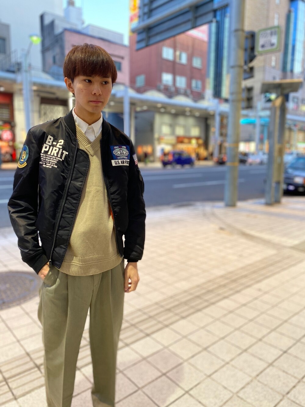 ブラック系のMA-1を着用したメンズの冬コーディネートの1枚目の写真