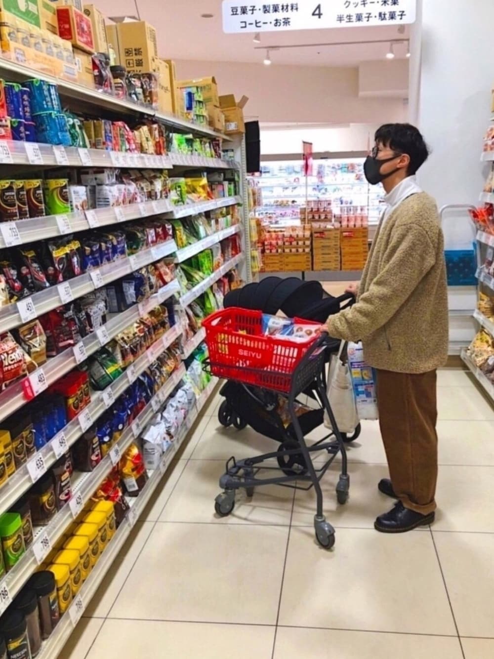 「今日のコーデ、UNIQLO、UNIQLOコーデ、ワイドパンツ、Dr.Martens、家族でお出掛け、お父さんと一緒、西友、お散歩、寿司食べたい」｜「UNIQLOのワイドフィットテーパードコーデュロイパンツ セットアップ可能（その他パンツ、ブラウン系）」を使った、takeさん（メンズ・170cm）の春コーディネートの1枚目の写真