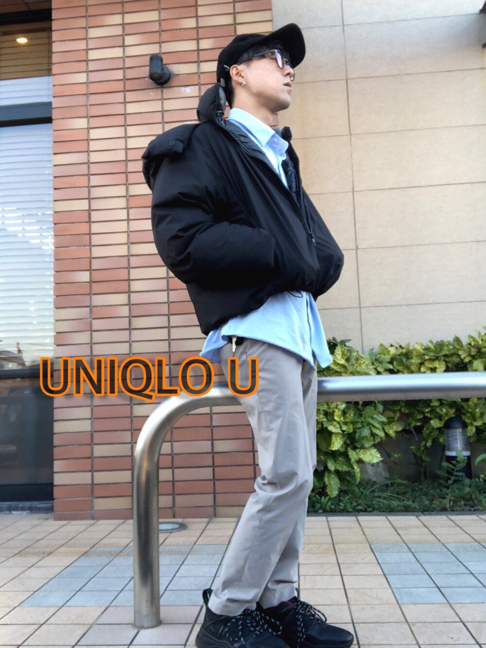 ブラック系のその他アウターを着用したメンズの秋コーディネートの1枚目の写真