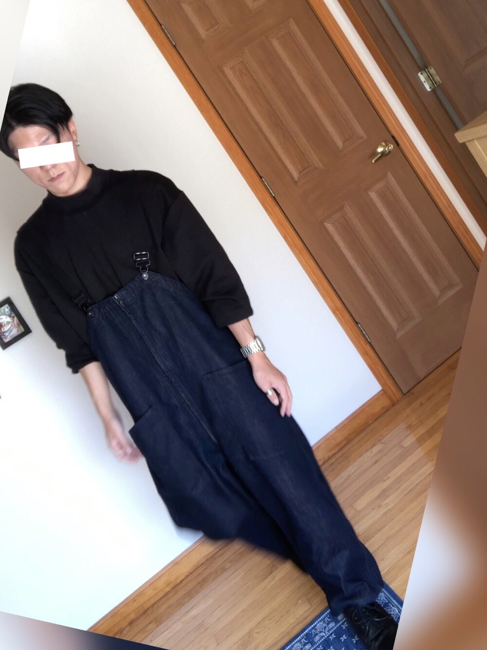 ブルー系のサロペット/オーバーオール、ブラック系のTシャツ/カットソーを着用したメンズの秋コーディネートの1枚目の写真