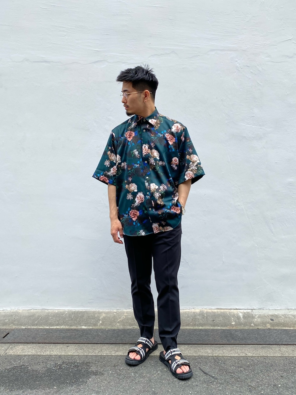 グリーン系のシャツ/ブラウス、ブラック系のスラックス、ブラック系のサンダルを着用したメンズの春コーディネートの1枚目の写真