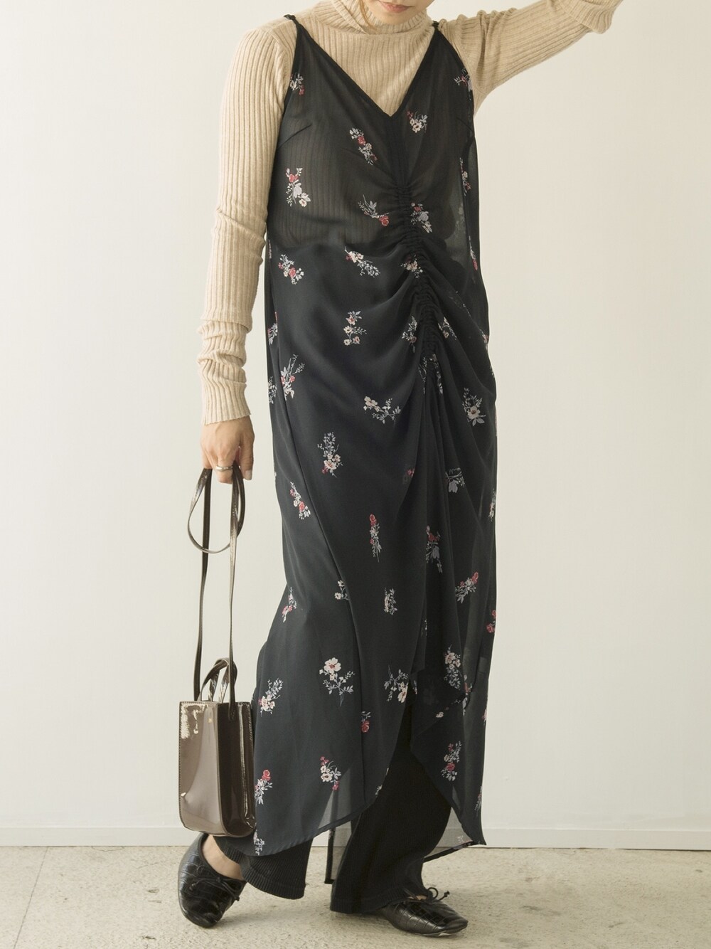 ブラック系のワンピースを着用したレディースの夏コーディネートの1枚目の写真