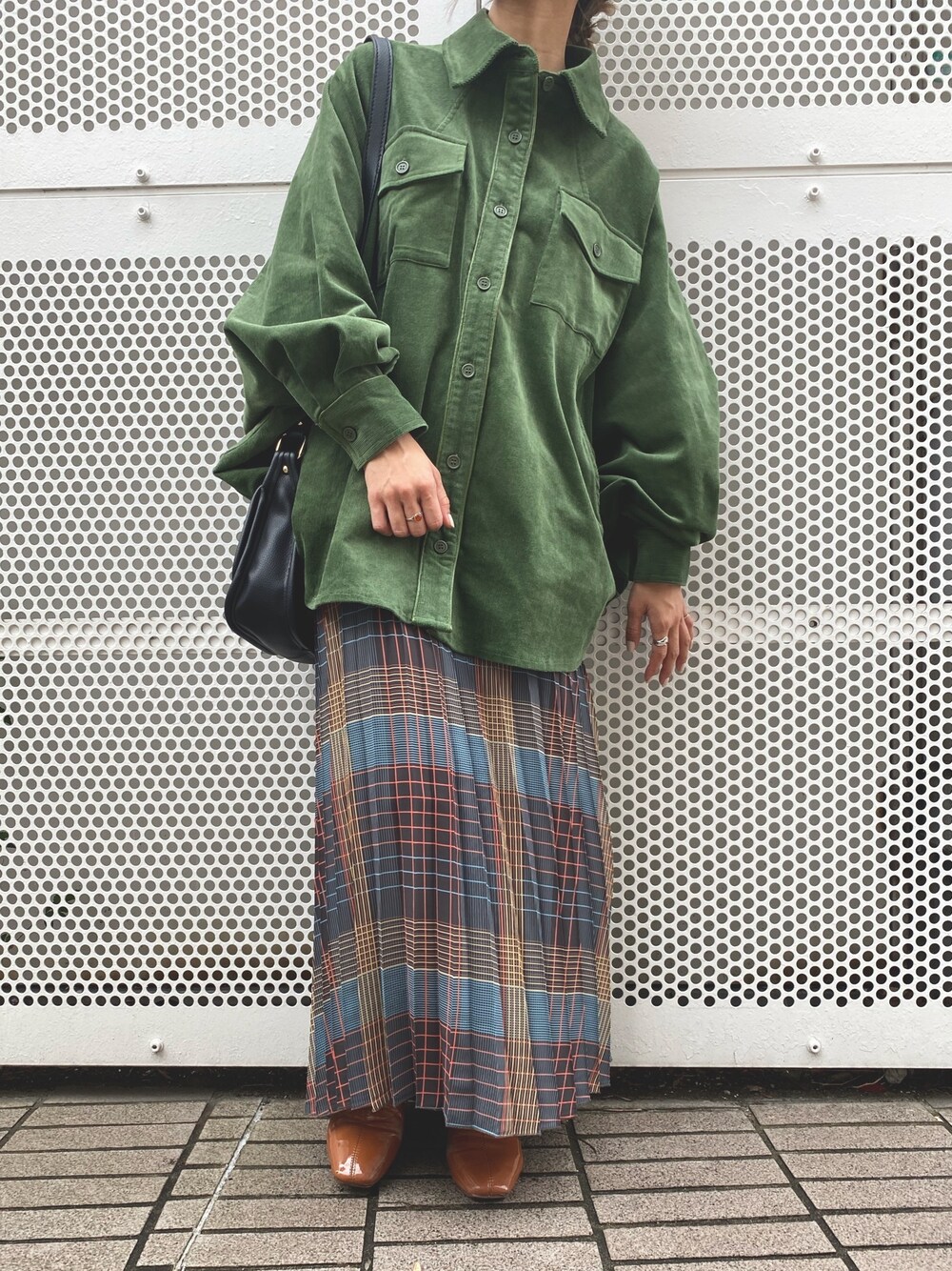 「のーと女子、Mnort、オトナカジュアル、チェック柄に恋してる、ファッションの力を信じよう、オトナ女子、スカート、秋服、カジュアルコーデ、ビッグシルエット」｜「M nortのコーデュロイドルマンシャツ（シャツ/ブラウス、グリーン系）」を使った、Mnortさん（レディース・154cm）の秋コーディネートの1枚目の写真