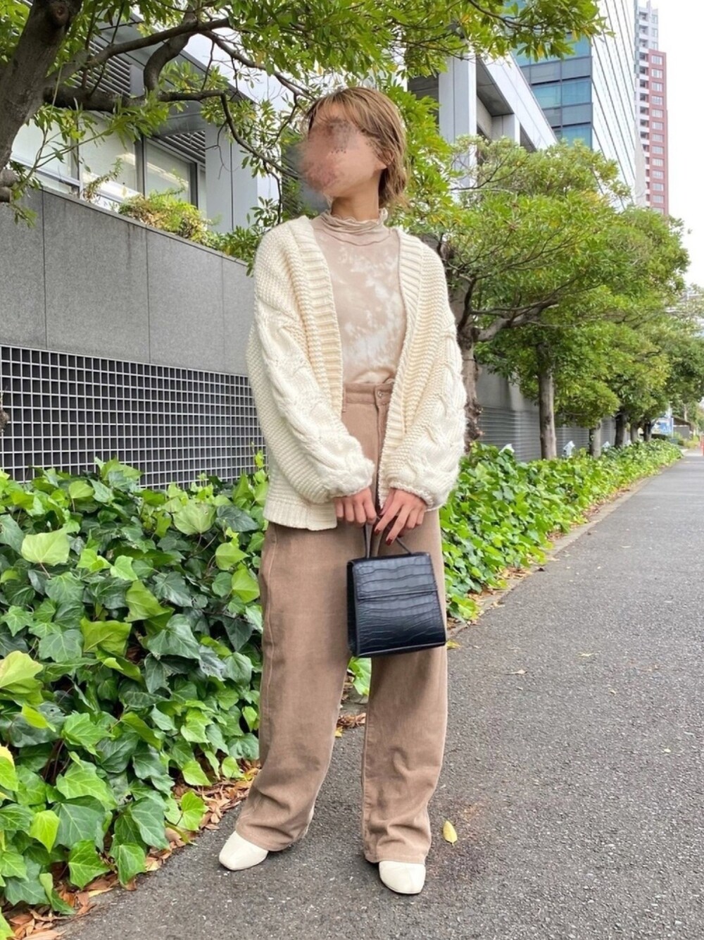 ブラウン系のTシャツ/カットソー、ホワイト系のカーディガン/ボレロ、ブラウン系のその他パンツを着用したレディースの秋コーディネートの1枚目の写真
