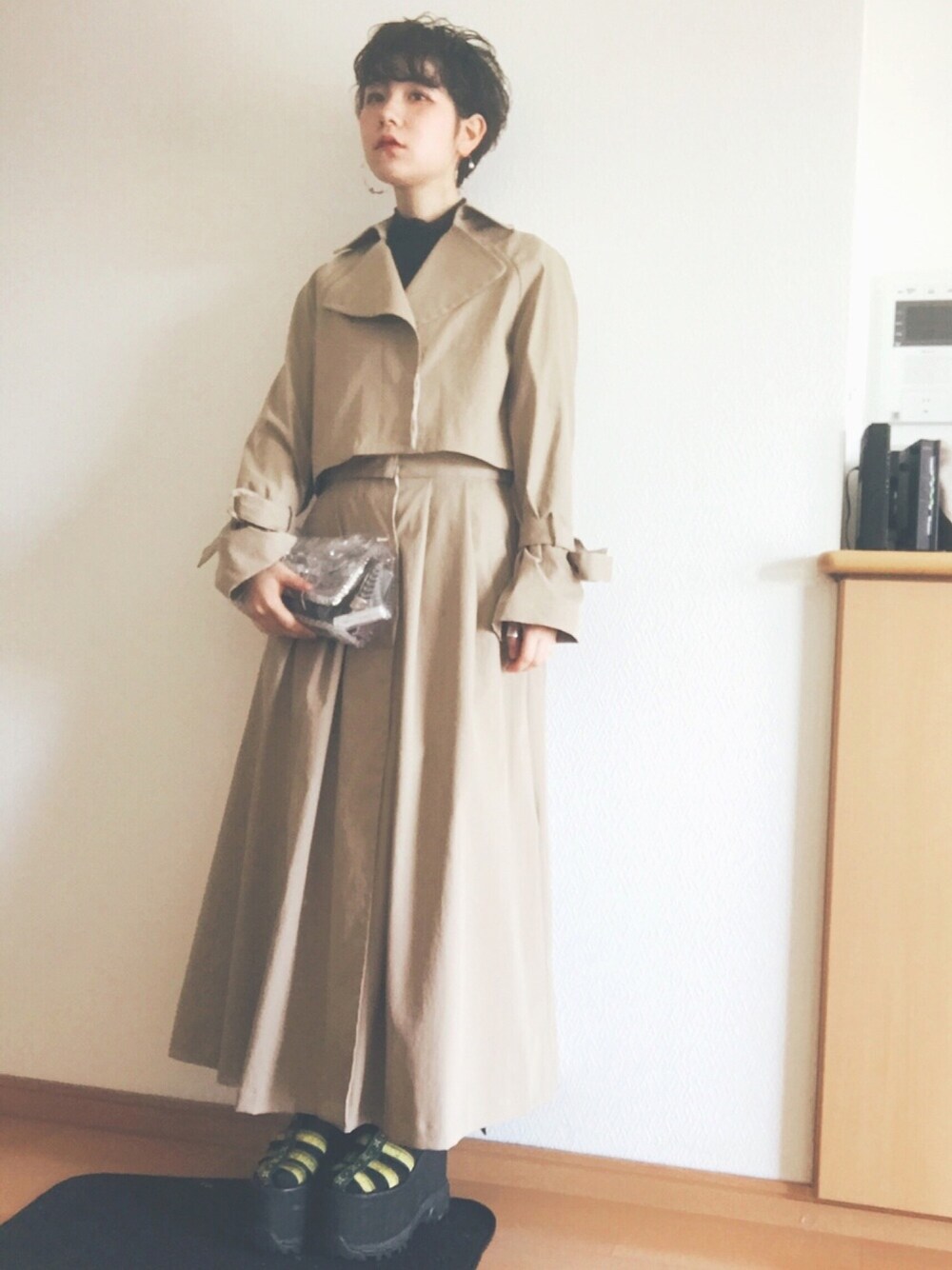 「スプリングSENSEOFPLACE、denim、トレンチコート、ベージュ、タートルネック、mame、厚底サンダル、k3&co、UNITED TOKYO、デニム」｜「UNITED TOKYOのマルチウェイチノコート（トレンチコート、ベージュ系）」を使った、林﨑咲良さん（レディース・153cm）の春コーディネートの1枚目の写真