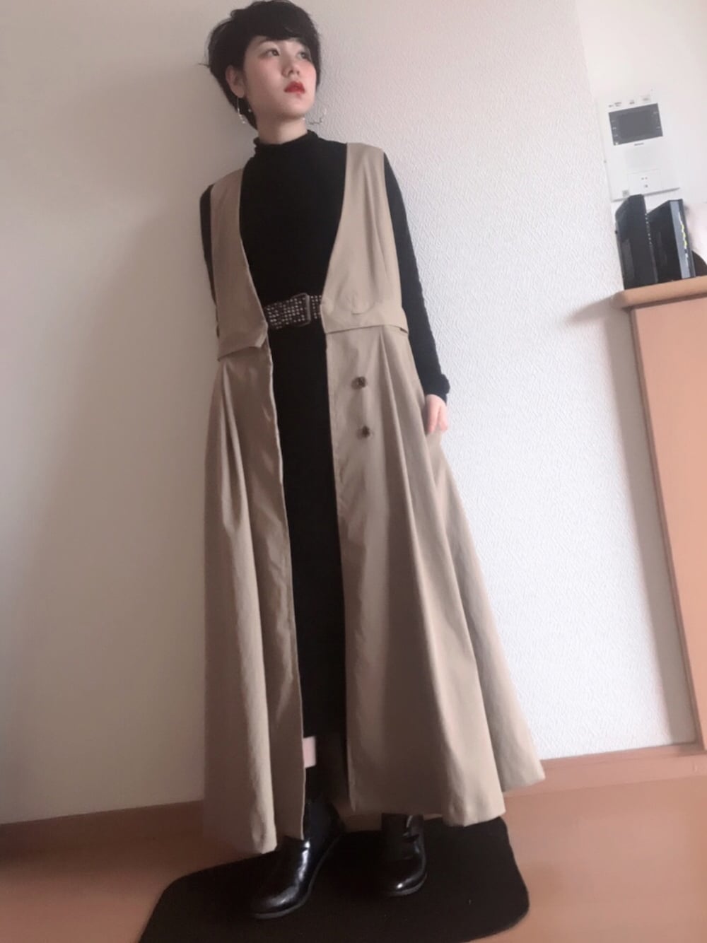 「ベストコート、ロングコート、タートルネック、ロングスカート、g.v.g.v.、GU、サイドゴアブーツ、ブラック、ベージュ」｜「UNITED TOKYOのマルチウェイチノコート（トレンチコート、ベージュ系）」を使った、林﨑咲良さん（レディース・153cm）の春コーディネートの1枚目の写真