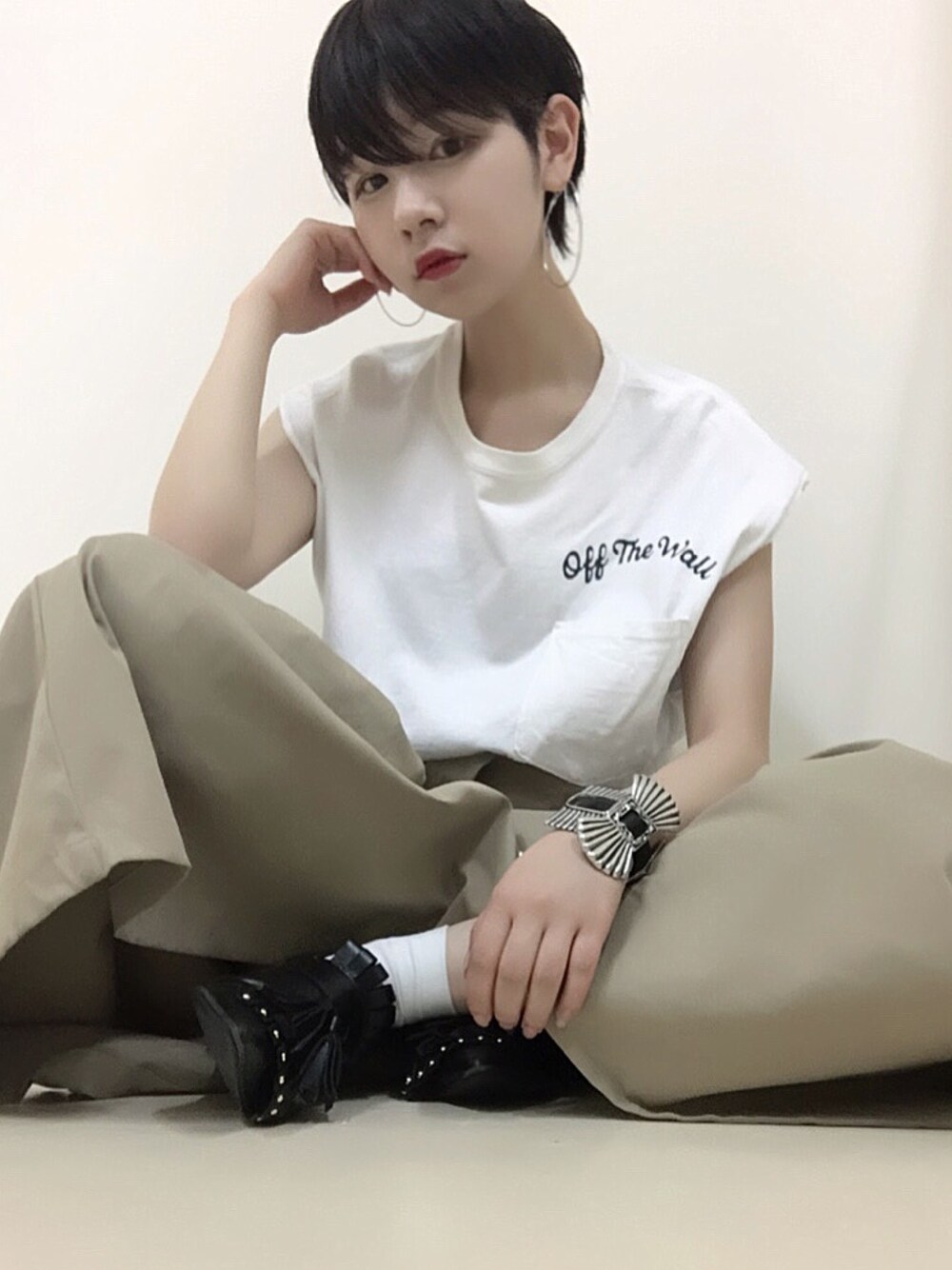 「大人カジュアル、夏コーデ、ノースリーブ、ロングスカート、ベージュコーデ、リメイク、Tシャツ、シンプル、ベージュ×白」｜「UNITED TOKYOのマルチウェイチノコート（トレンチコート、ベージュ系）」を使った、林﨑咲良さん（レディース・153cm）の夏コーディネートの1枚目の写真