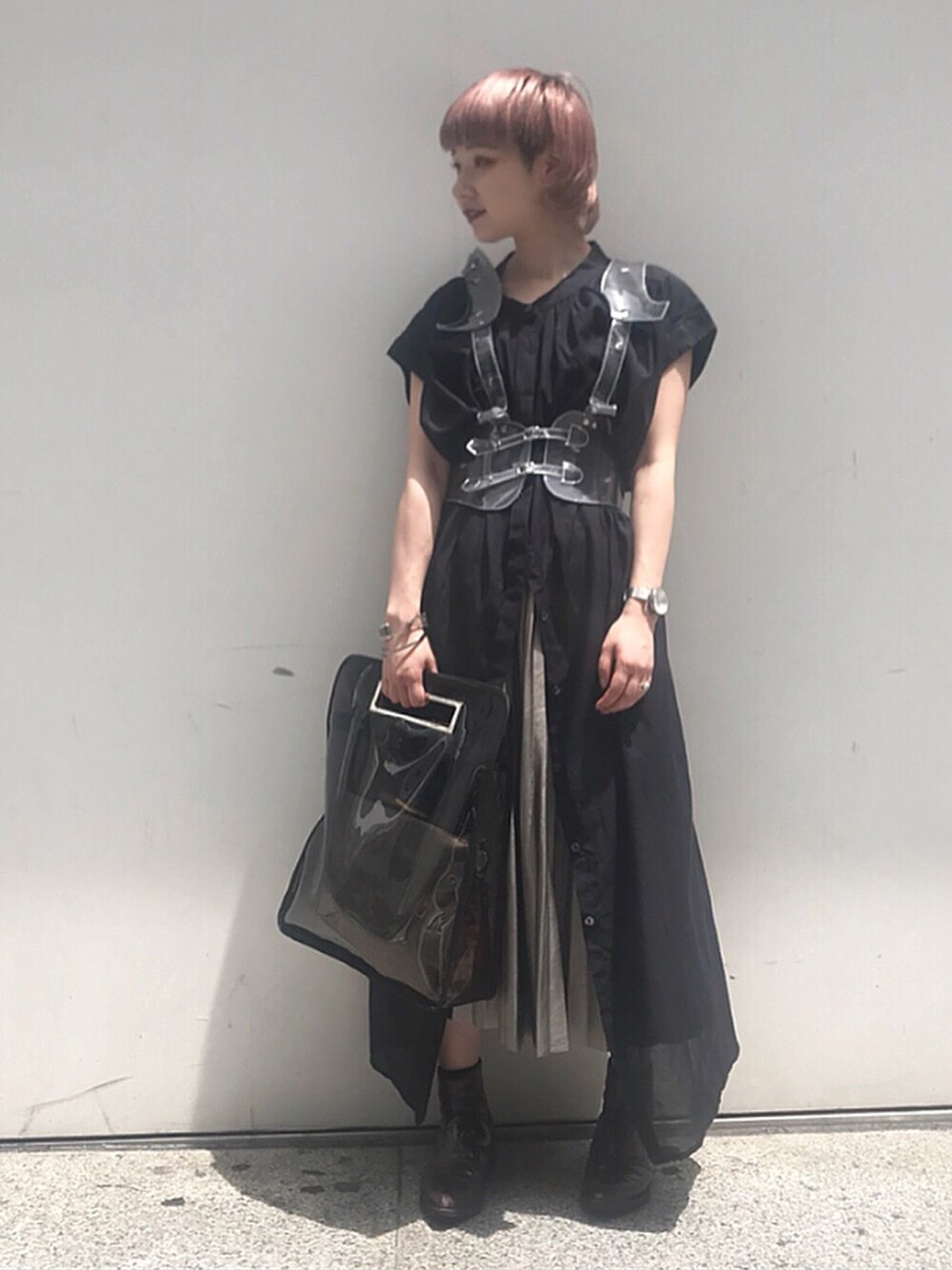「夏セールで買いました、黒ワンピ、オールブラック、プリーツスカート、モード系、ハーネス、クリアベルト、レイヤードスタイル、低身長コーデ」｜「JOINT WORKSの700 カマーベルトツキマキシボイルOP（ワンピース、ブラック系）」を使った、林﨑咲良さん（レディース・153cm）の夏コーディネートの1枚目の写真