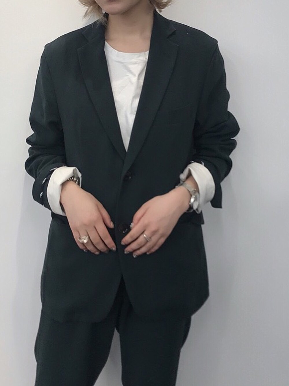 「マニッシュ、セットアップ、グリーンコーデ、ワントーンコーデ、マスキュリン、パンツスタイル、ジャケット、シンプル、低身長」｜「JOINT WORKSのダブルクロステーラード2ボタンジャケット（テーラードジャケット、グリーン系）」を使った、林﨑咲良さん（レディース・153cm）の秋コーディネートの1枚目の写真